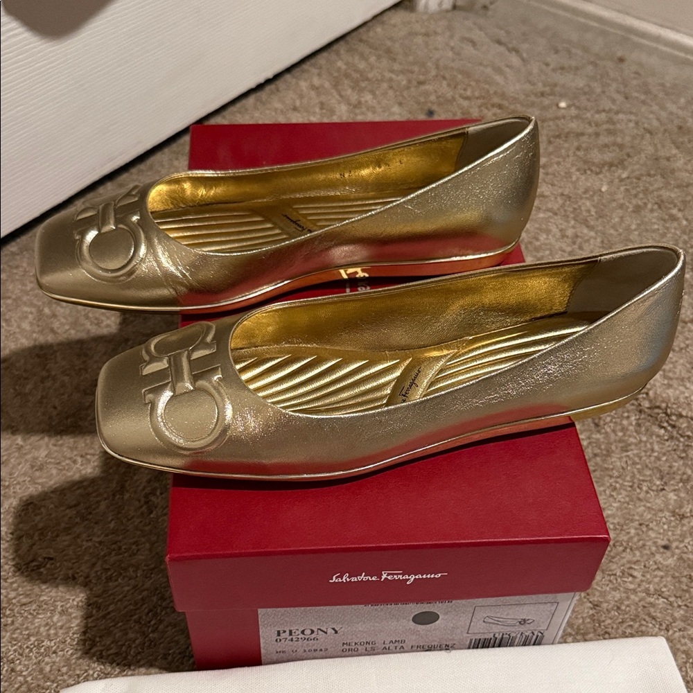 Salvatore Ferragamo Gold Flats - Picture 3 of 7